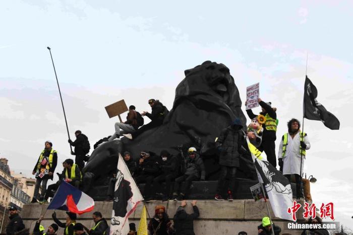 资料图：当地时间12月10日，法国遭遇新一轮响应大罢工的示威游行。/p中新社记者 李洋 摄