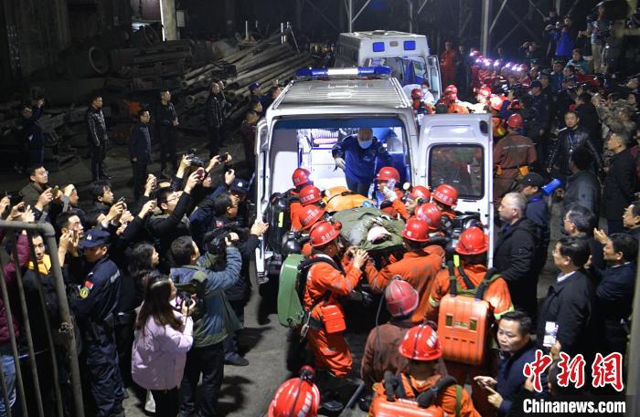 18日凌晨，获救矿工被运上救护车。　刘忠俊 摄