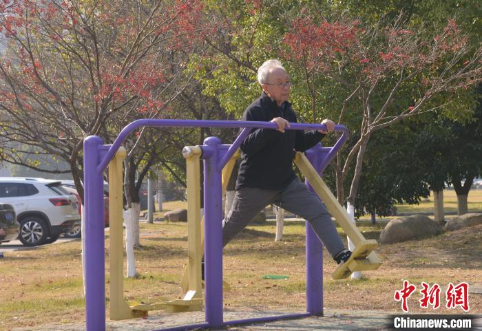 图为：老年人在户外健身。　商泽阳 摄