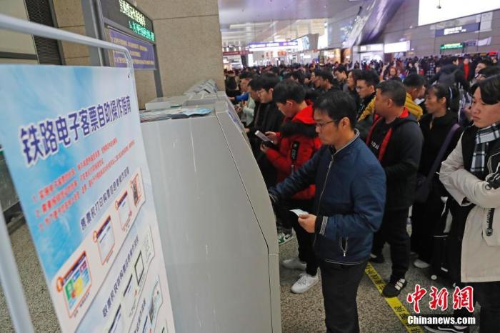 12月12日，旅客在铁路上海虹桥站排队购买车票。殷立勤 摄
