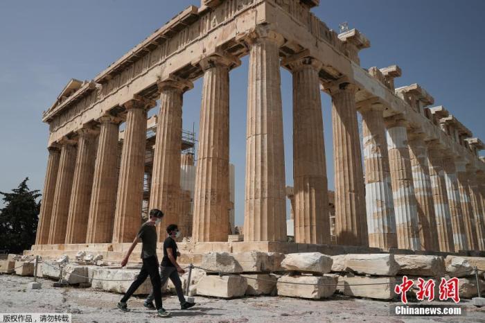 当地时间5月18日，希腊雅典，雅典卫城向公众开放，吸引游客参观，当天希腊露天考古遗址和各类主题公园当天起恢复开放。