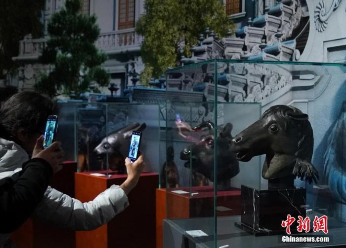 资料图：观众在马首铜像（右）前拍照。/p中新社记者 张兴龙 摄