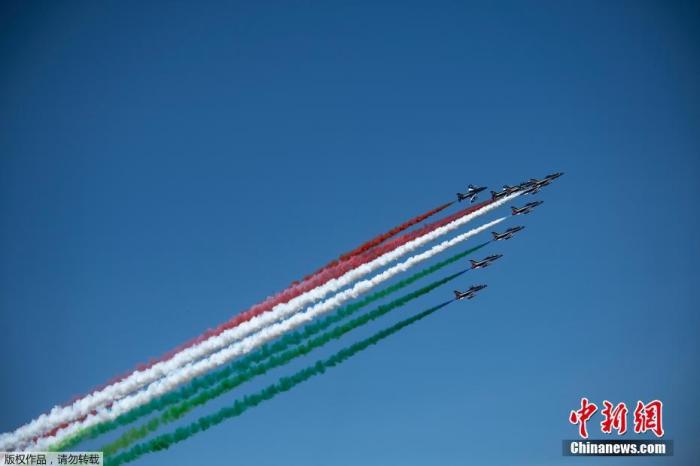 当地时间5月25日，意大利空军“三色箭”特技飞行队飞越都灵上空，庆祝即将到来的“共和国日”。图为特技飞行队飞过都灵上空。