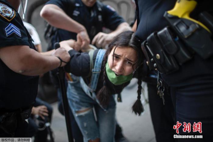 当地时间5月30日，美国纽约，当地警察在示威活动中逮捕了一名抗议者。