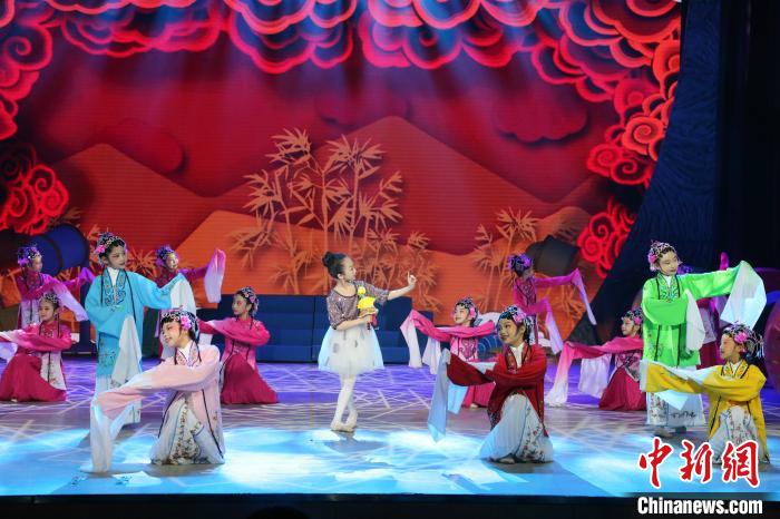 “六一”儿童节当天，北京演艺集团将推出“亲情中华﹒童心欢畅”——“云端六一”综艺演出。　北京演艺集团供图 摄