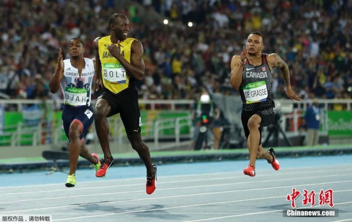 资料图：2016年的里约，是博尔特最后一场奥运会赛事，他当仁不让的继续稳坐100米，200米冠军的宝座。赛场上只见他一骑绝尘，一脸顽皮的“欣赏”对手的努力的样子。