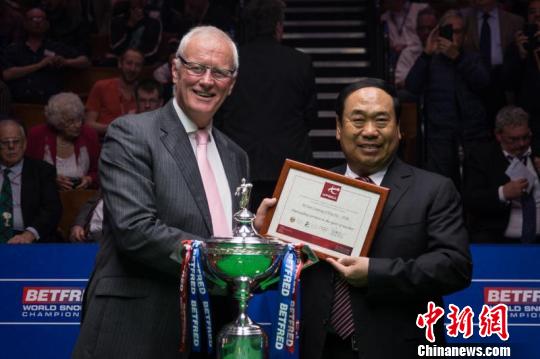 资料图：赫恩代表世界台球联合会向中国台球企业星牌集团颁发杰出贡献奖